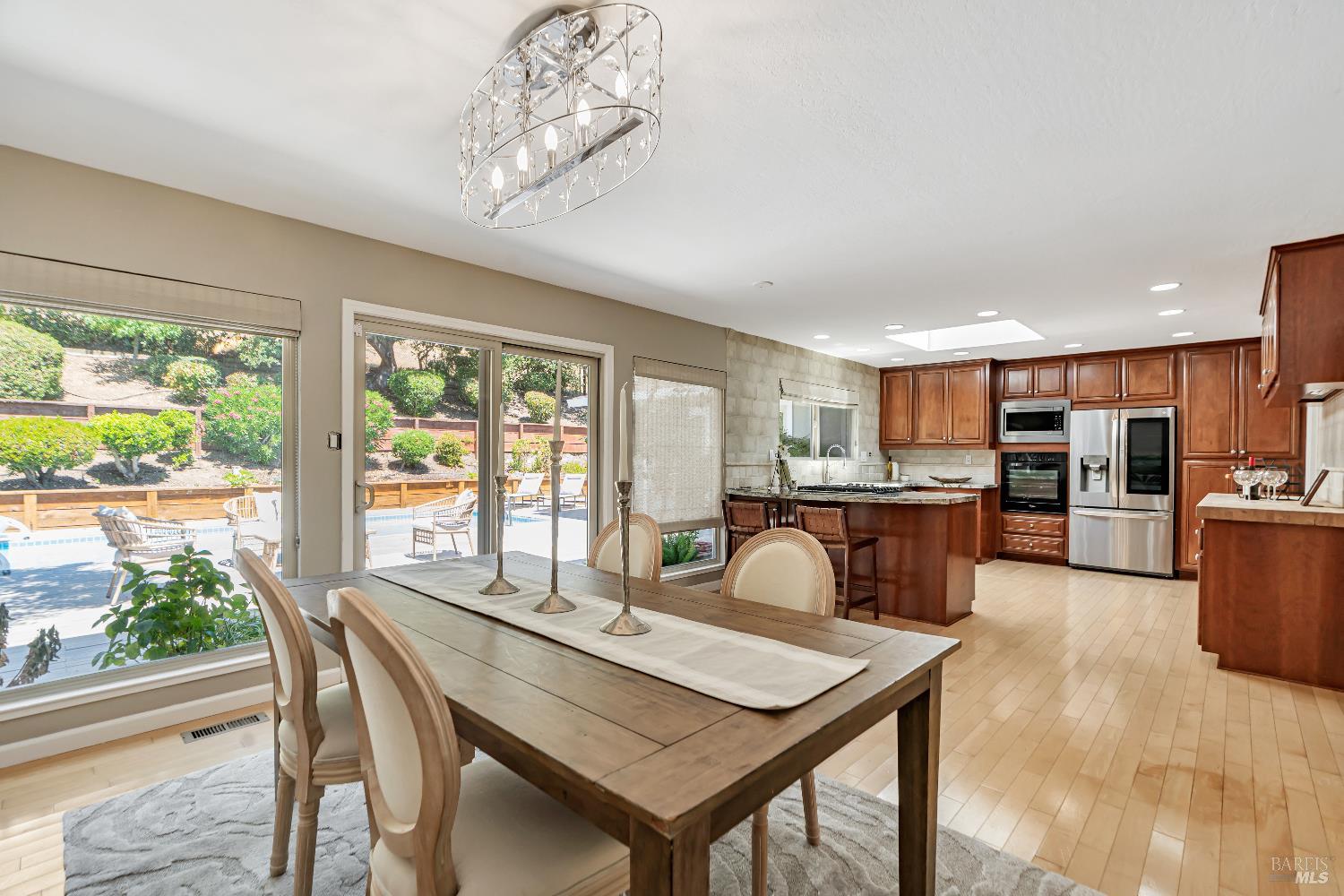 Detail Gallery Image 8 of 33 For 936 Patricia Way, San Rafael,  CA 94903 - 3 Beds | 2 Baths