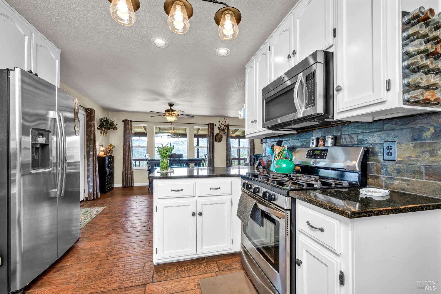 Detail Gallery Image 6 of 54 For 10225 Kelsey Creek Dr, Kelseyville,  CA 95451 - 3 Beds | 3 Baths