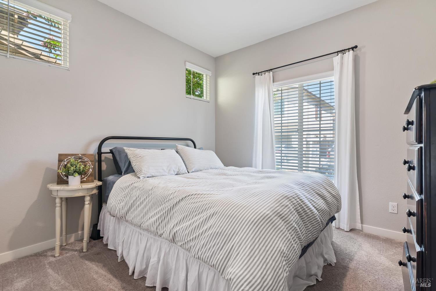 Detail Gallery Image 14 of 28 For 1090 Davidson Ct, Dixon,  CA 95620 - 4 Beds | 3 Baths