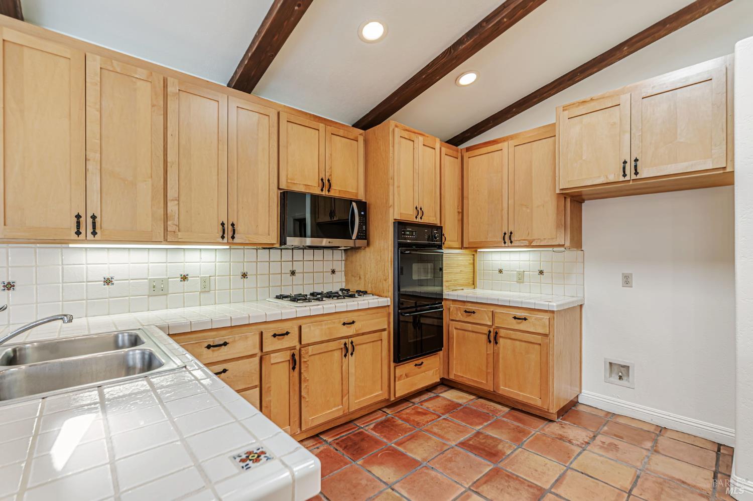 Detail Gallery Image 10 of 45 For 2213 Warwick Dr, Santa Rosa,  CA 95405 - 3 Beds | 2/1 Baths