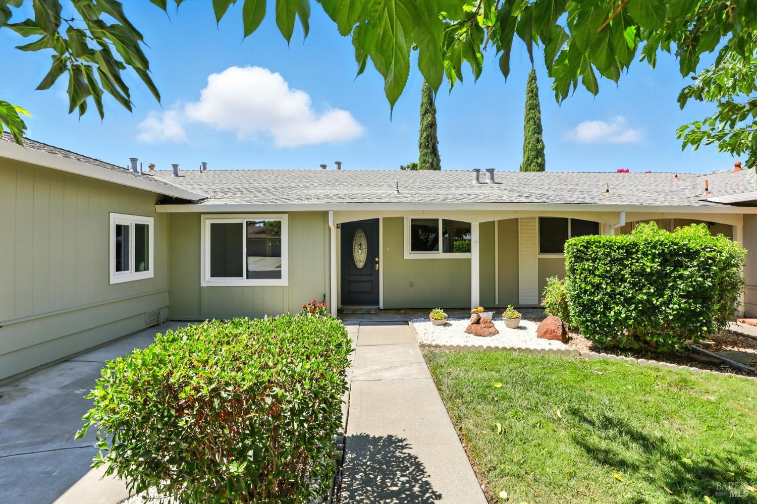 Detail Gallery Image 1 of 19 For 122 Monterey Dr, Vacaville,  CA 95687 - 2 Beds | 2 Baths