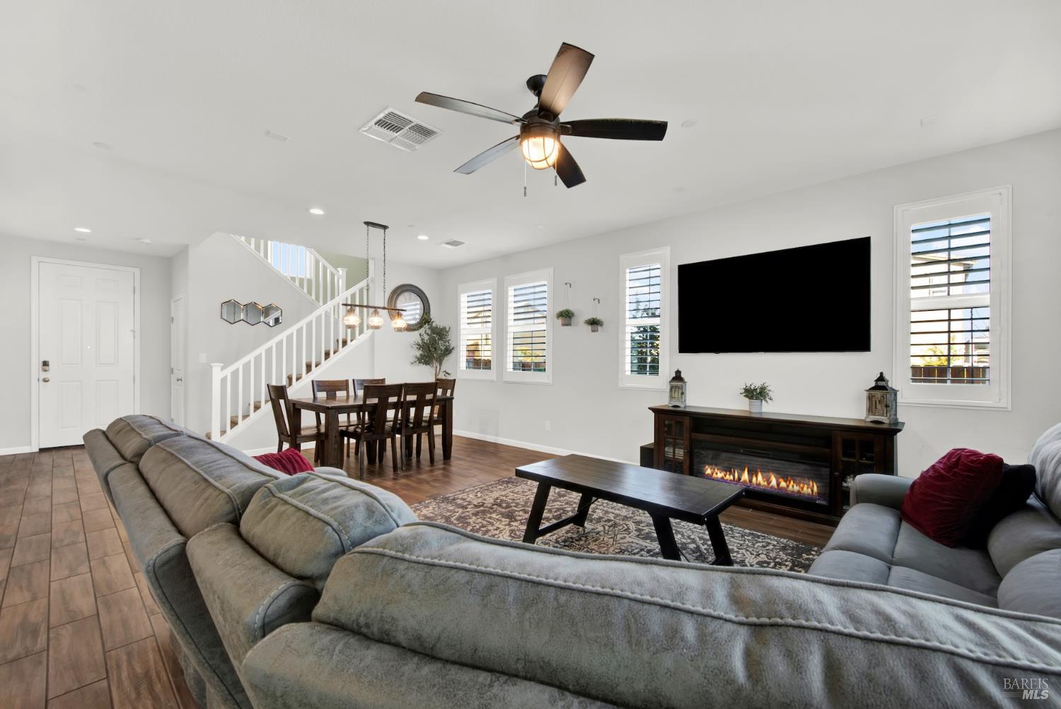 Detail Gallery Image 16 of 67 For 336 Primrose Dr, Vacaville,  CA 95687 - 4 Beds | 3 Baths