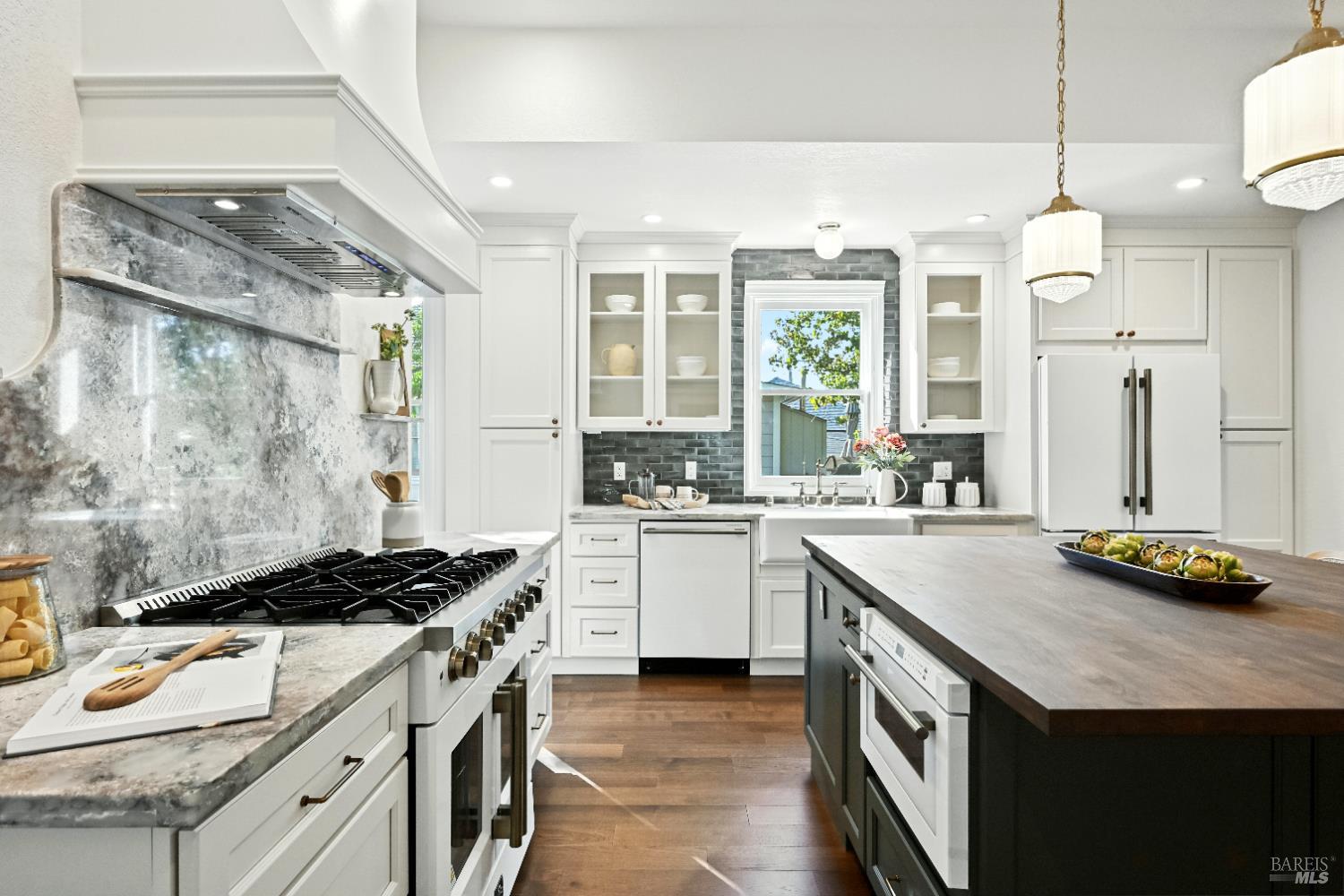 Detail Gallery Image 19 of 66 For 15 8th St, Petaluma,  CA 94952 - 3 Beds | 2/1 Baths