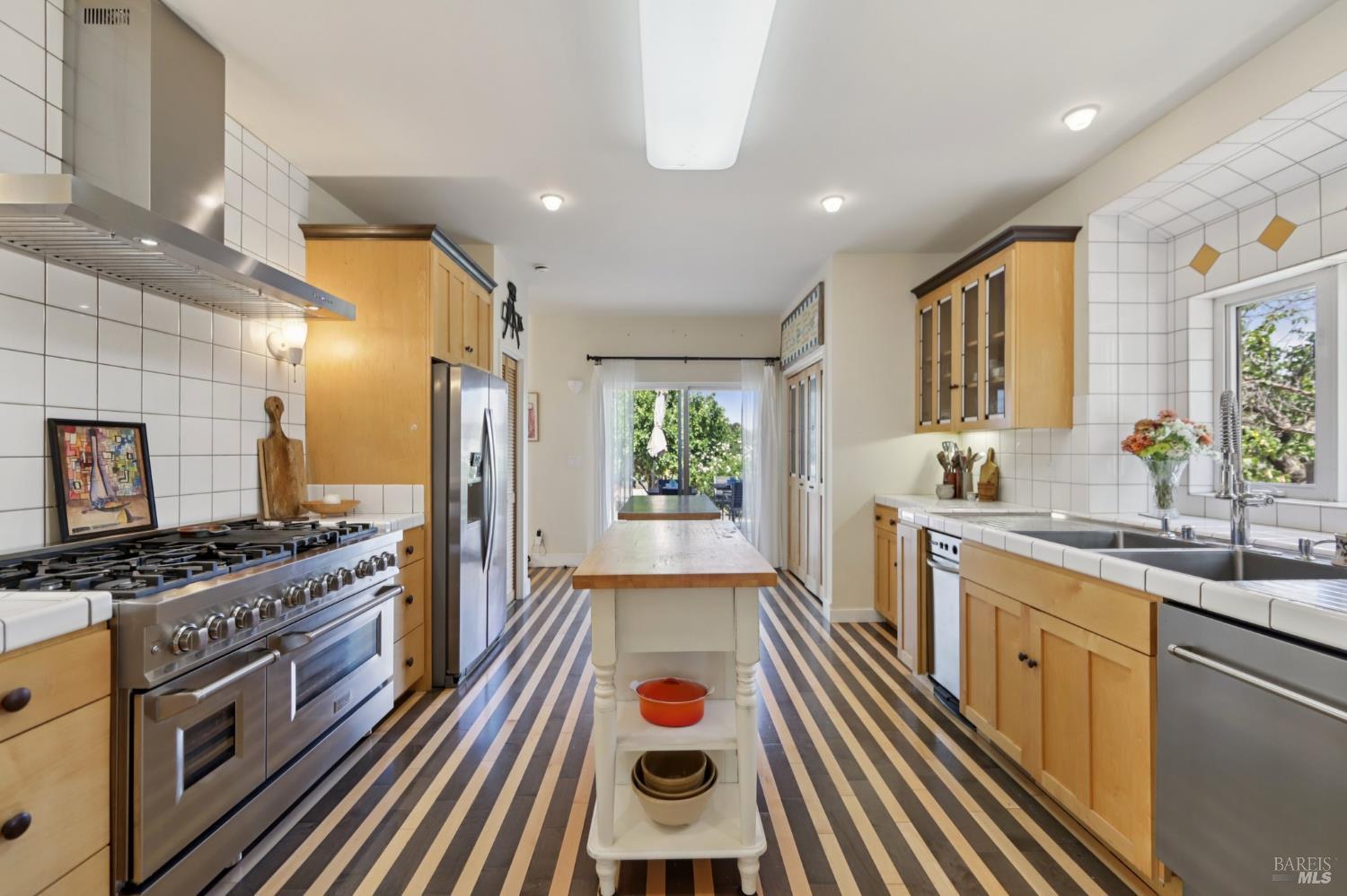 Detail Gallery Image 16 of 99 For 161 E D St, Benicia,  CA 94510 - 4 Beds | 3/1 Baths