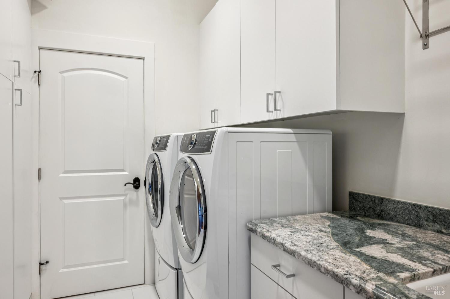 Detail Gallery Image 32 of 46 For 1057 Red Tail Rd, Healdsburg,  CA 95448 - 2 Beds | 3/1 Baths