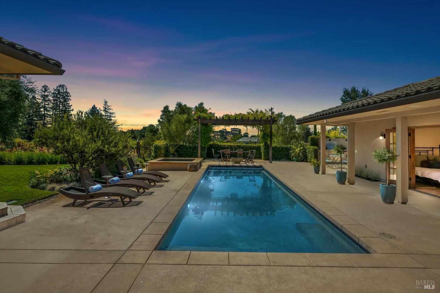 Detail Gallery Image 10 of 46 For 1057 Red Tail Rd, Healdsburg,  CA 95448 - 2 Beds | 3/1 Baths