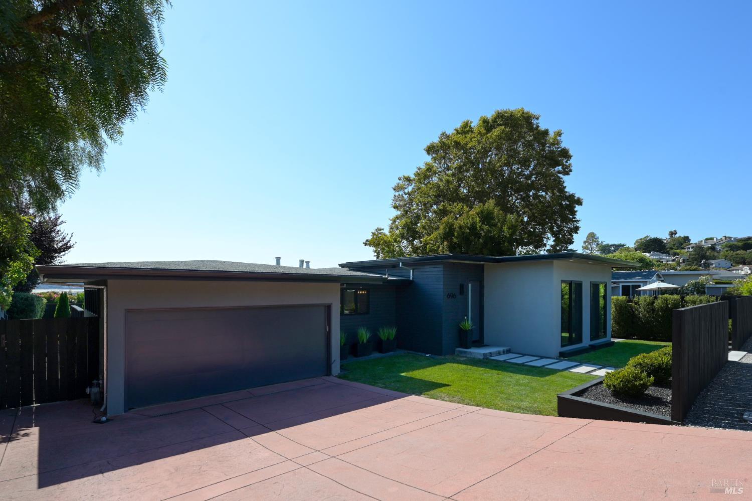 Detail Gallery Image 4 of 45 For 696 Hawthorne Dr, Tiburon,  CA 94920 - 3 Beds | 2 Baths
