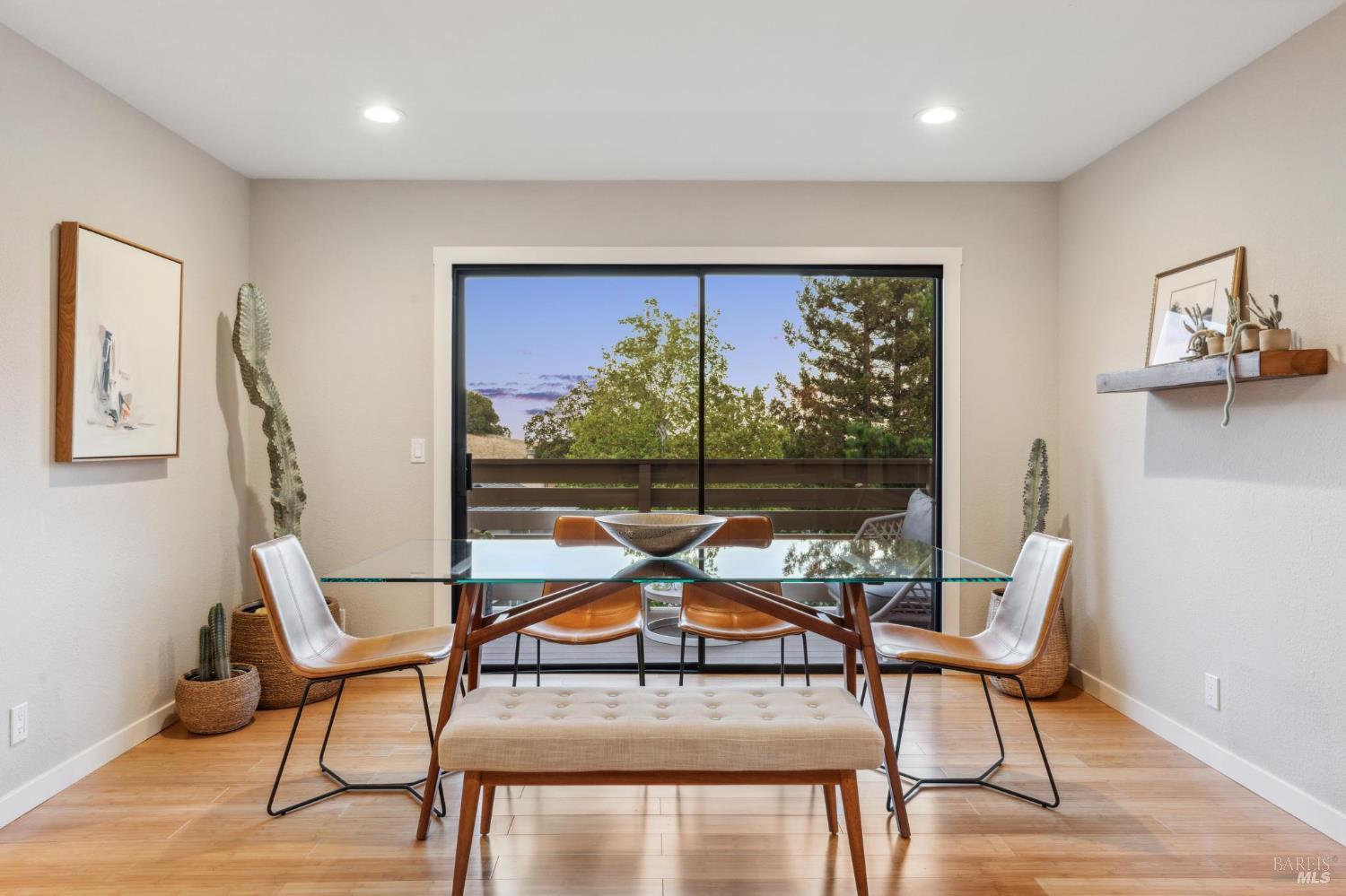 Detail Gallery Image 7 of 42 For 2 Columbine Ln, Novato,  CA 94947 - 3 Beds | 2/1 Baths