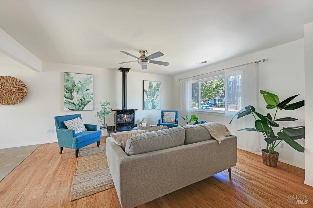 Detail Gallery Image 4 of 34 For 5227 Wendell Ln, Sebastopol,  CA 95472 - 3 Beds | 1 Baths