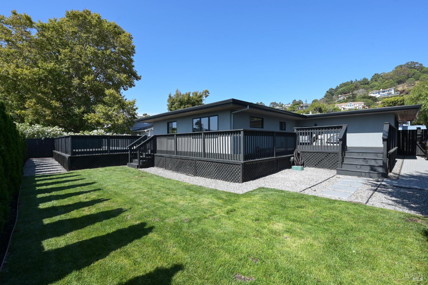 Detail Gallery Image 38 of 45 For 696 Hawthorne Dr, Tiburon,  CA 94920 - 3 Beds | 2 Baths