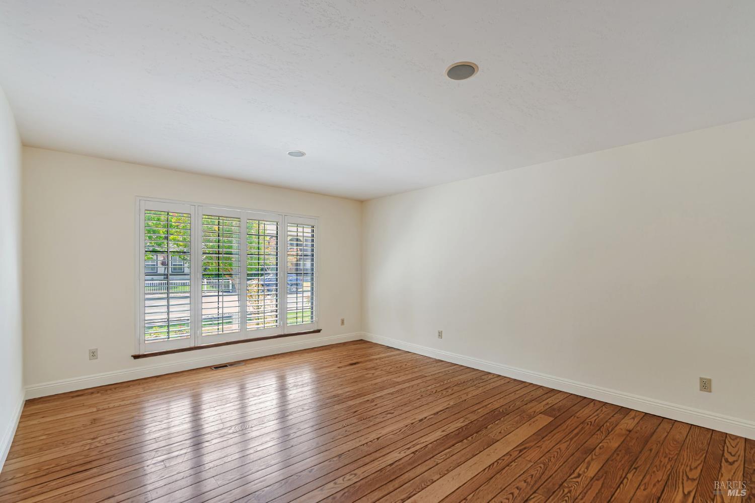 Detail Gallery Image 20 of 45 For 2213 Warwick Dr, Santa Rosa,  CA 95405 - 3 Beds | 2/1 Baths