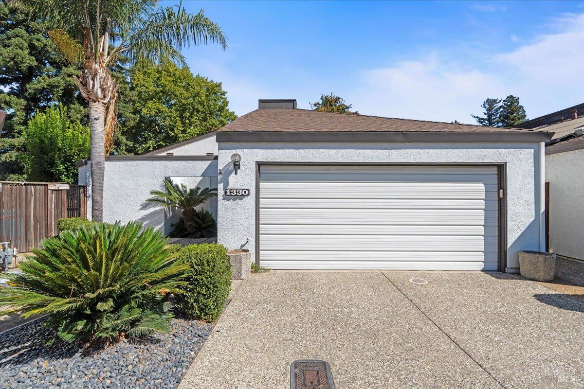 Detail Gallery Image 1 of 28 For 1330 Blackberry Ct, Dixon,  CA 95620 - 3 Beds | 2 Baths
