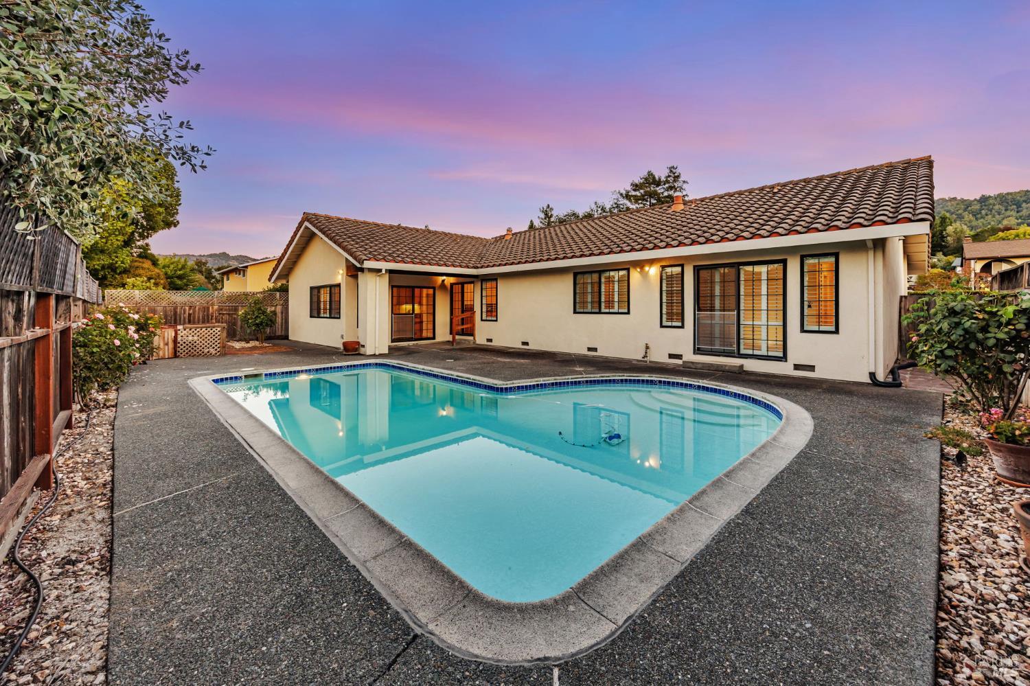 Detail Gallery Image 2 of 45 For 2213 Warwick Dr, Santa Rosa,  CA 95405 - 3 Beds | 2/1 Baths