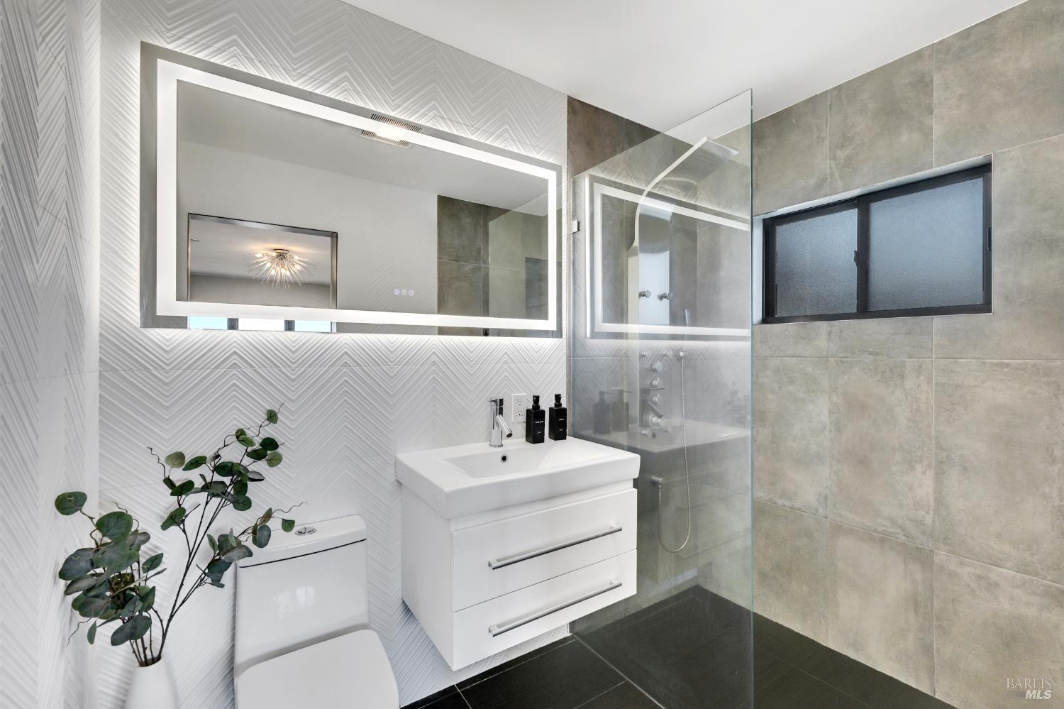 Detail Gallery Image 24 of 45 For 696 Hawthorne Dr, Tiburon,  CA 94920 - 3 Beds | 2 Baths