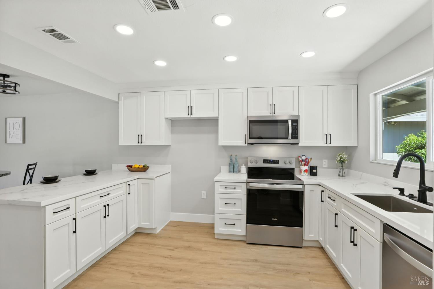 Detail Gallery Image 2 of 19 For 122 Monterey Dr, Vacaville,  CA 95687 - 2 Beds | 2 Baths