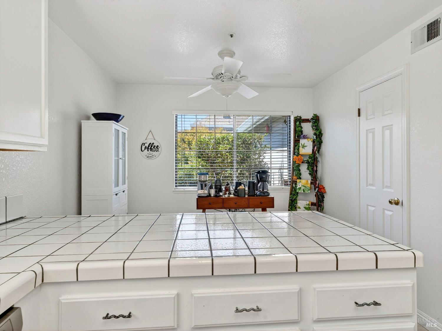Detail Gallery Image 6 of 42 For 22 Valley West Cir, Napa,  CA 94558 - 3 Beds | 2/1 Baths