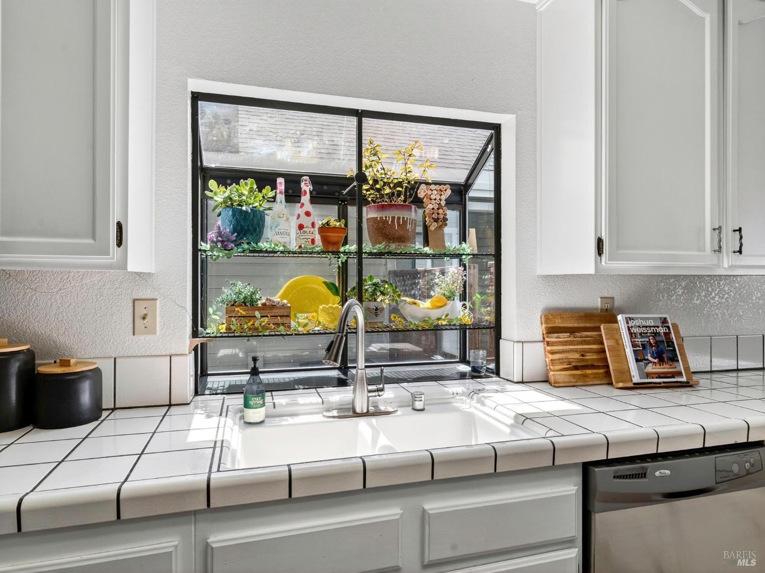Detail Gallery Image 7 of 42 For 22 Valley West Cir, Napa,  CA 94558 - 3 Beds | 2/1 Baths