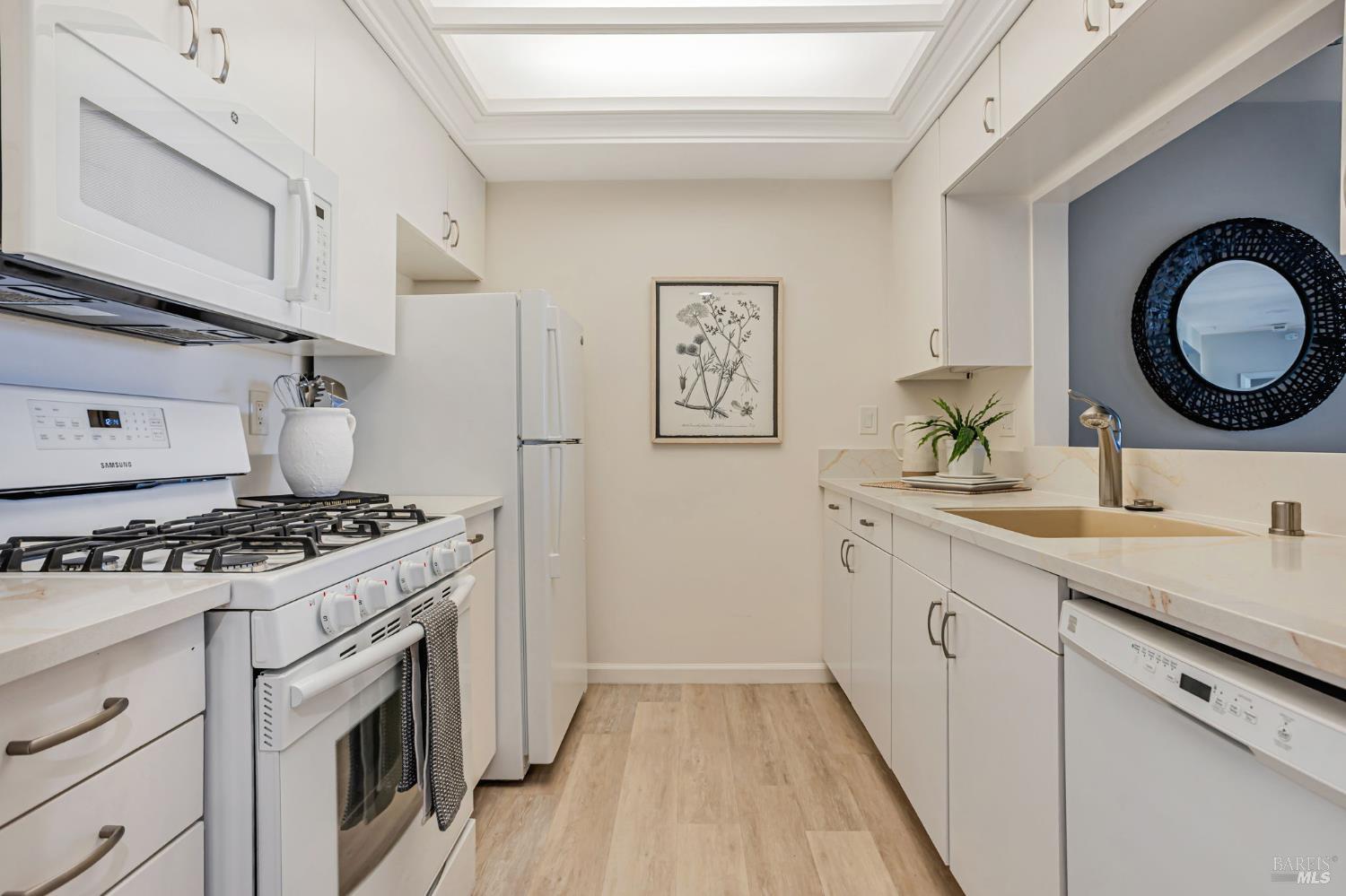 Detail Gallery Image 7 of 23 For 300 Deer Valley Rd 3p,  San Rafael,  CA 94903 - 1 Beds | 2 Baths