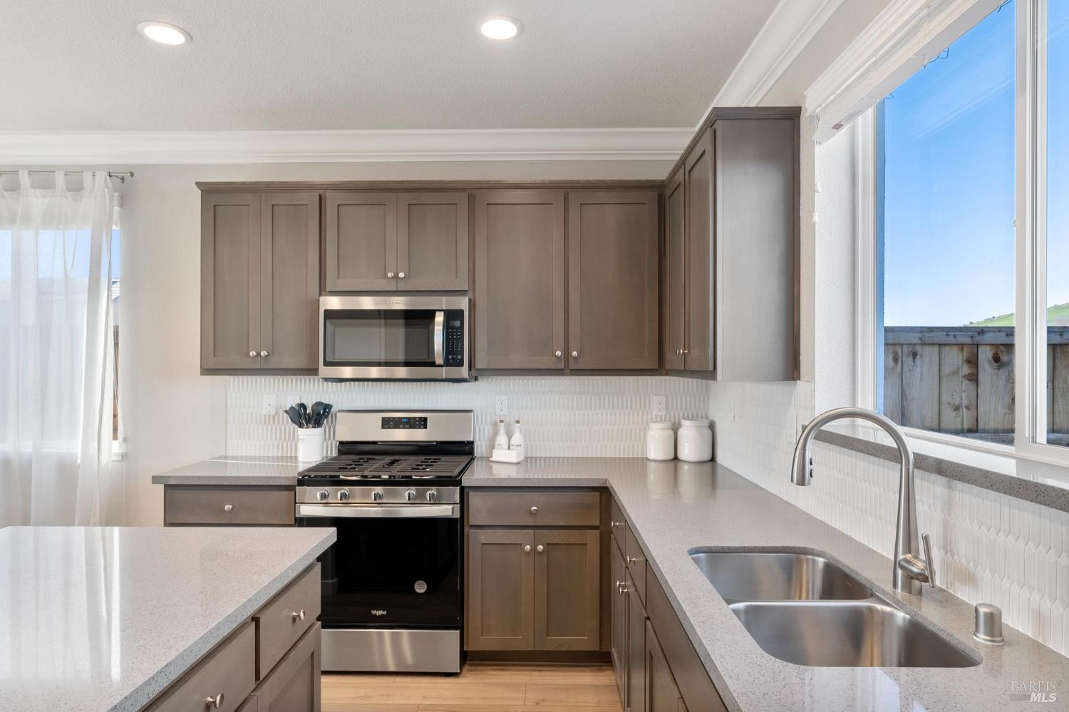 Detail Gallery Image 10 of 20 For 1465 Monument Ln, Fairfield,  CA 94533 - 3 Beds | 2/1 Baths