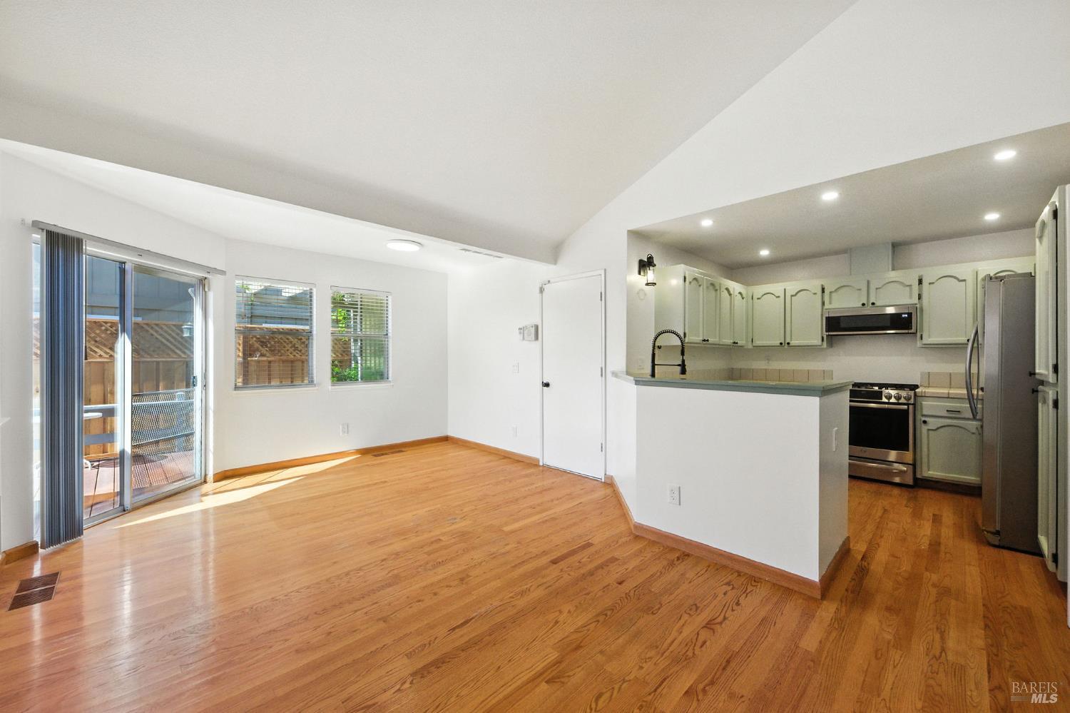 Detail Gallery Image 10 of 36 For 1424 Dandelion Way, Petaluma,  CA 94954 - 3 Beds | 2 Baths
