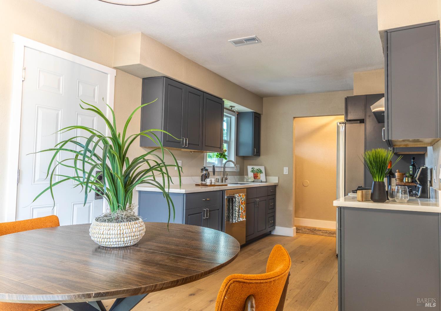 Detail Gallery Image 3 of 17 For 2915 Cree Ct, Santa Rosa,  CA 95403 - 3 Beds | 2 Baths