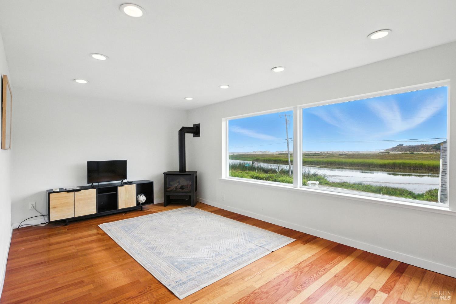 Detail Gallery Image 5 of 32 For 195 Ocean View Ave, Bodega Bay,  CA 94923 - 2 Beds | 2 Baths