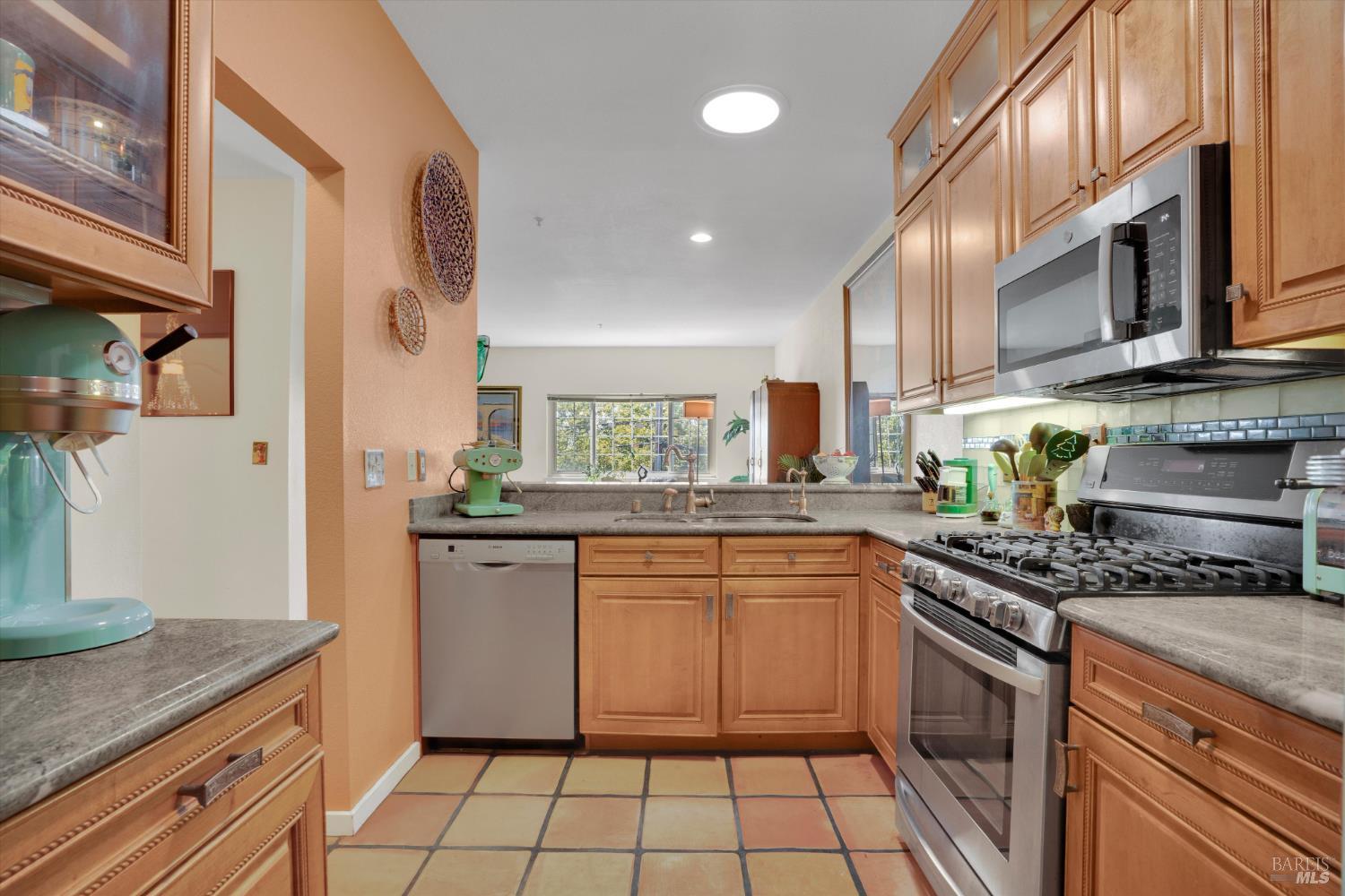 Detail Gallery Image 7 of 19 For 1708 Lexington Ave #9,  El Cerrito,  CA 94530 - 2 Beds | 1 Baths