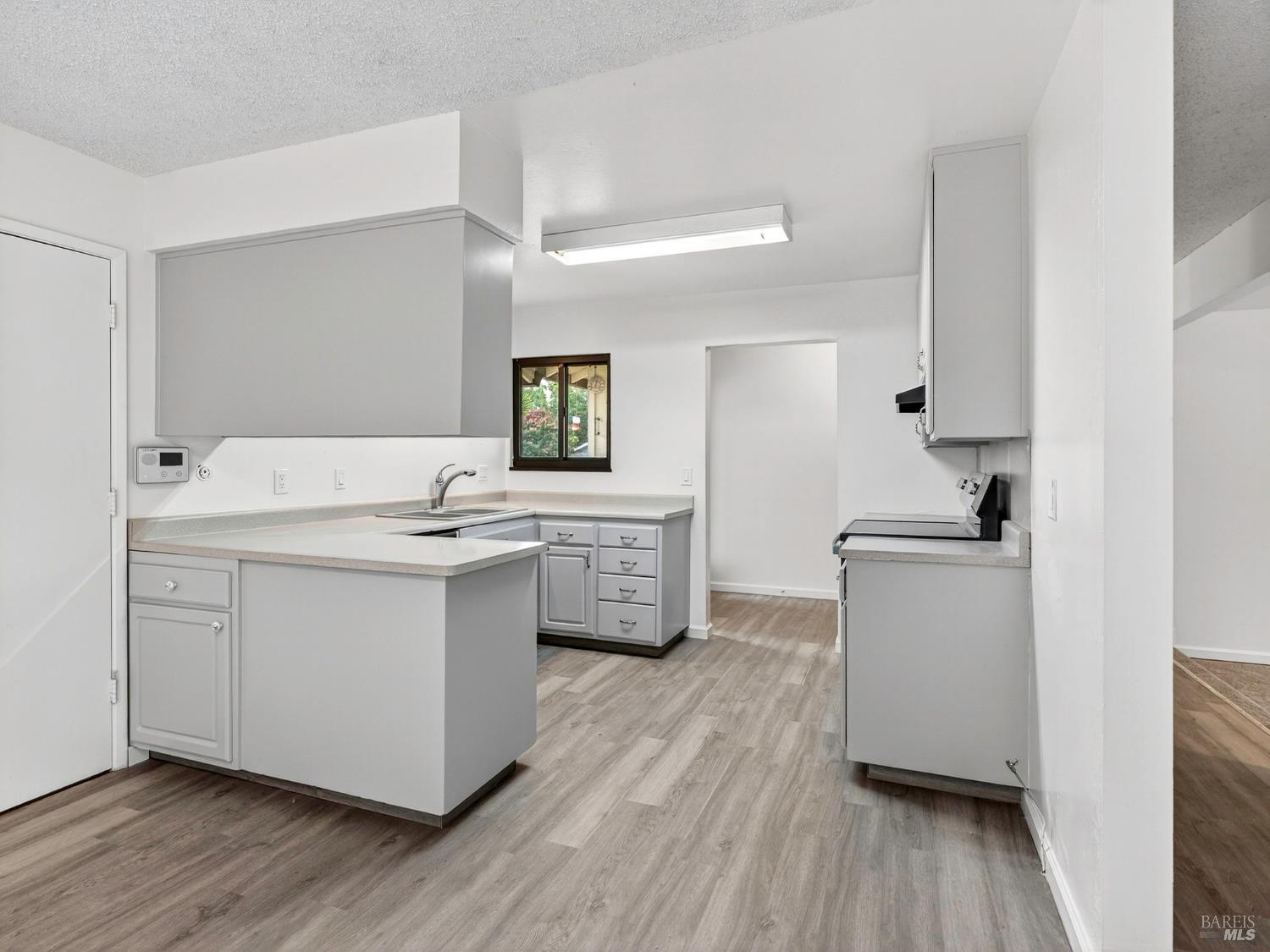Detail Gallery Image 14 of 39 For 1552 Moonview Ct, Santa Rosa,  CA 95401 - 3 Beds | 2 Baths