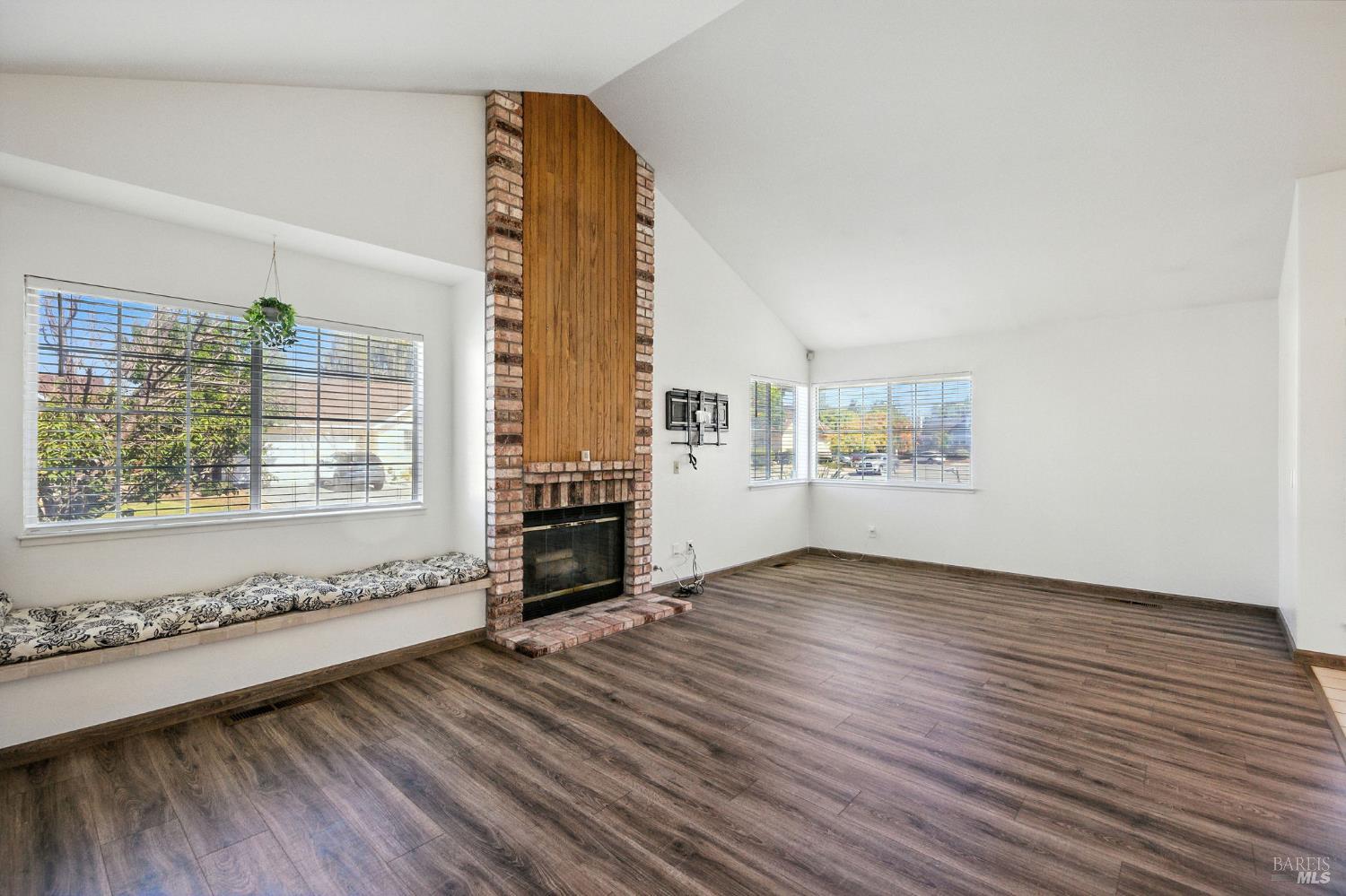 Detail Gallery Image 5 of 36 For 1424 Dandelion Way, Petaluma,  CA 94954 - 3 Beds | 2 Baths
