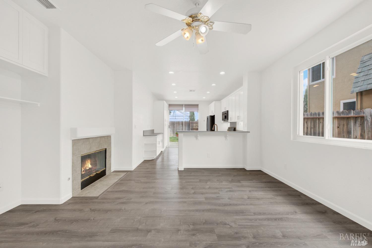 Detail Gallery Image 4 of 8 For 1021 Westgate Dr, Vacaville,  CA 95687 - 3 Beds | 2 Baths