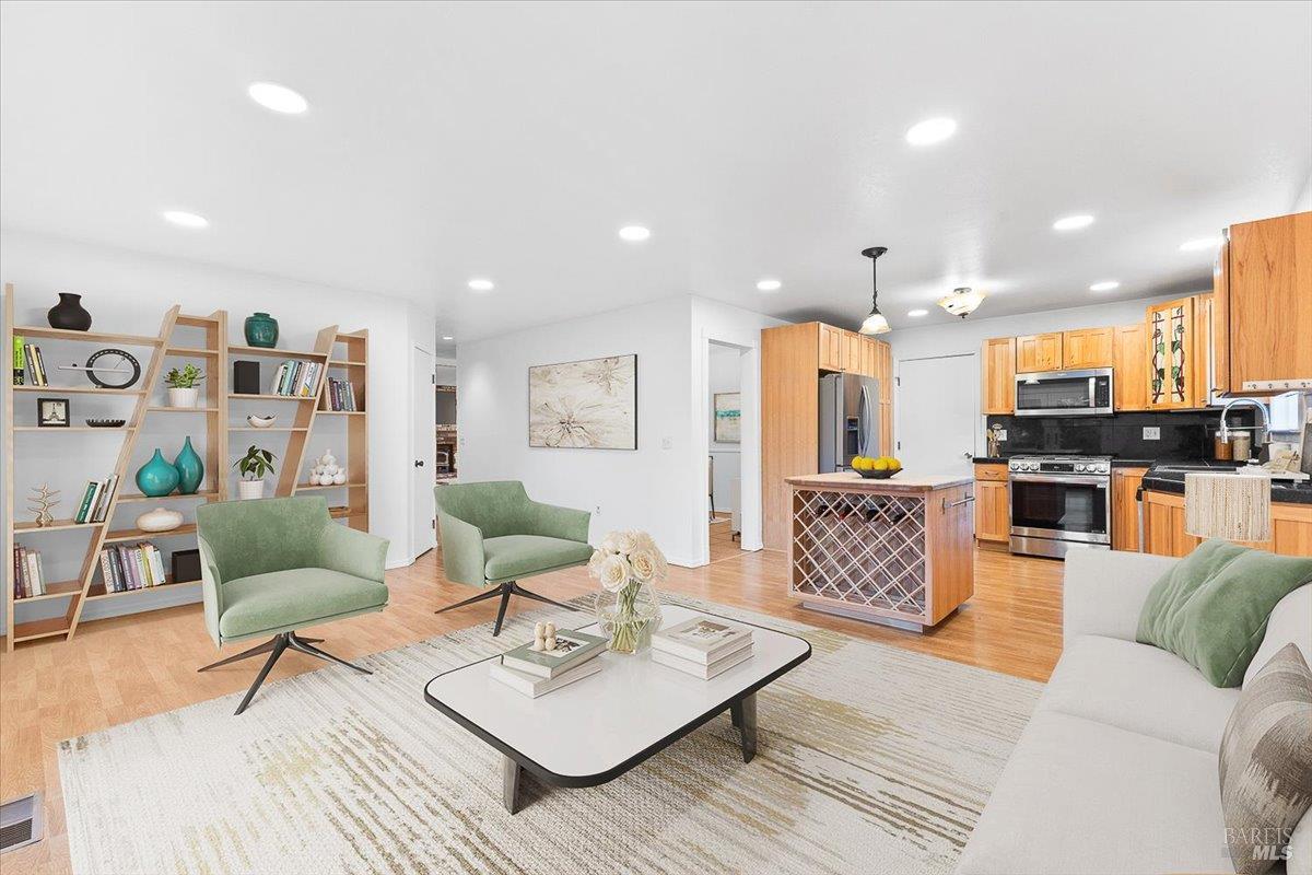 Detail Gallery Image 14 of 39 For 859 Green Way, Santa Rosa,  CA 95404 - 3 Beds | 2 Baths