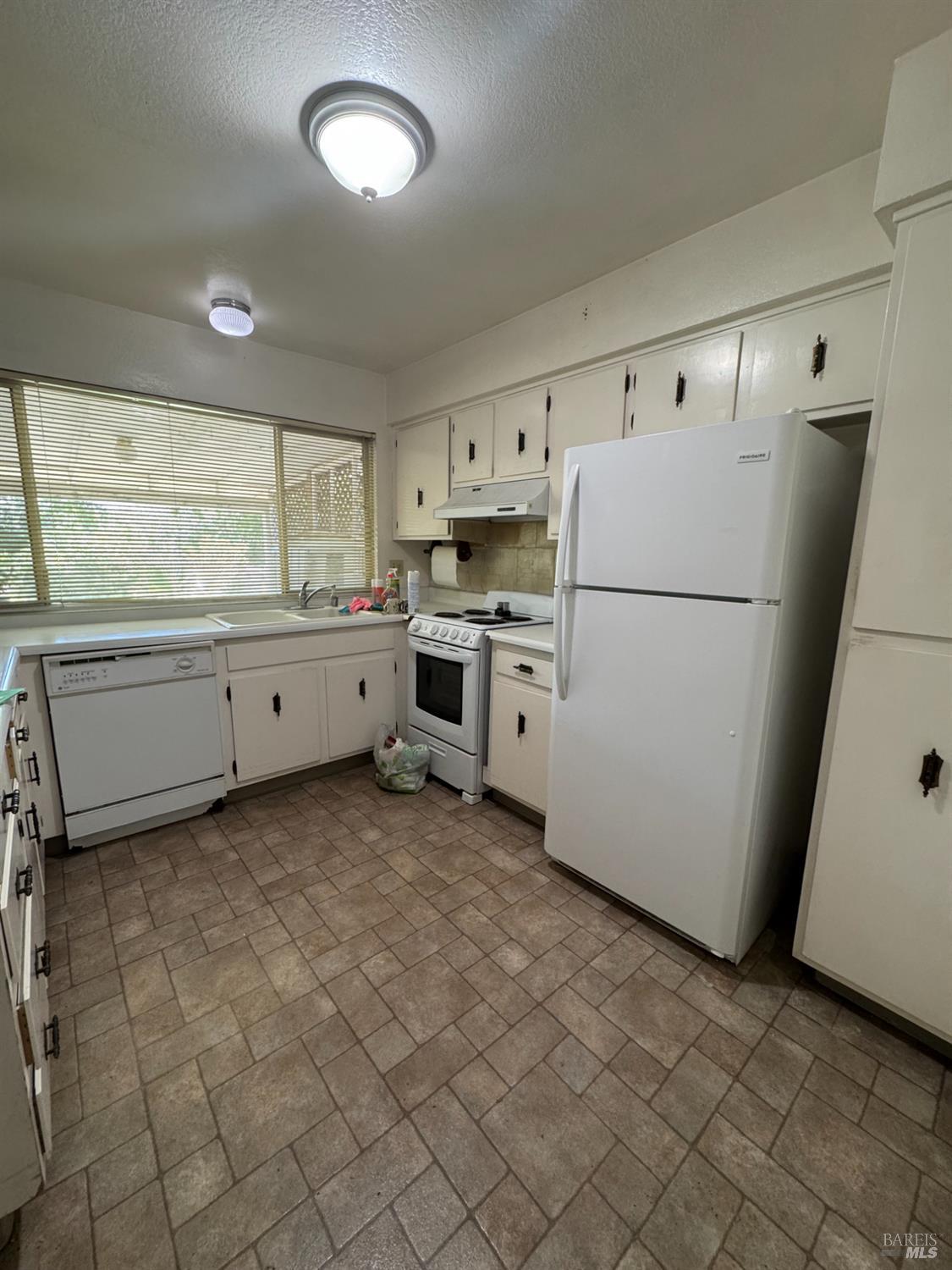 Detail Gallery Image 2 of 7 For 122 Carlsbad Cir, Vacaville,  CA 95687 - 3 Beds | 2 Baths