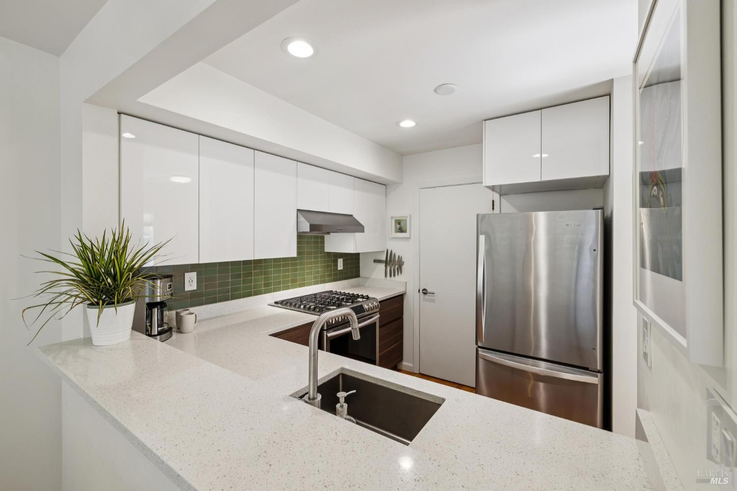 Detail Gallery Image 14 of 34 For 614 Wateree St, Sausalito,  CA 94965 - 2 Beds | 1/1 Baths