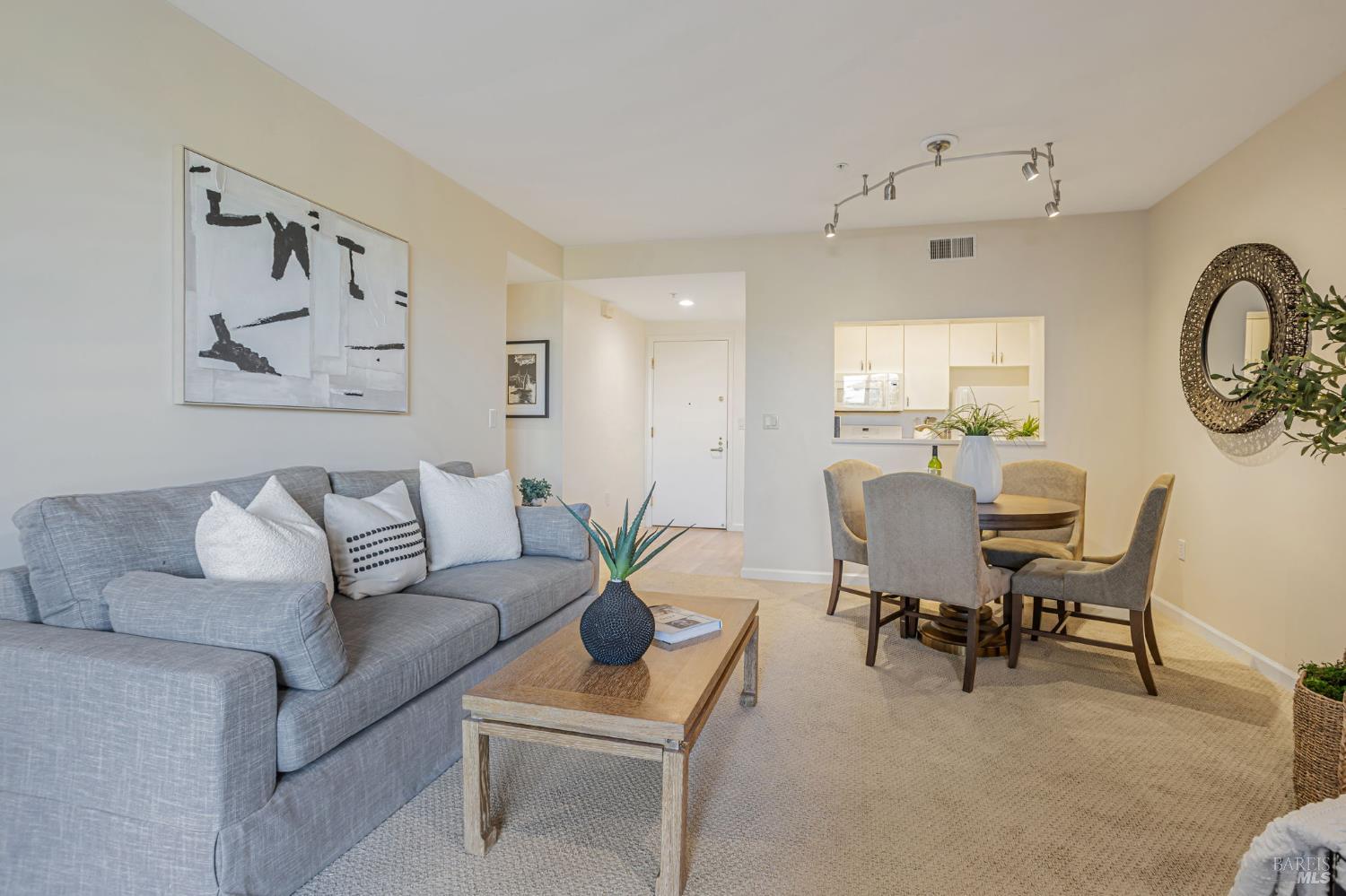 Detail Gallery Image 2 of 23 For 300 Deer Valley Rd 3p,  San Rafael,  CA 94903 - 1 Beds | 2 Baths