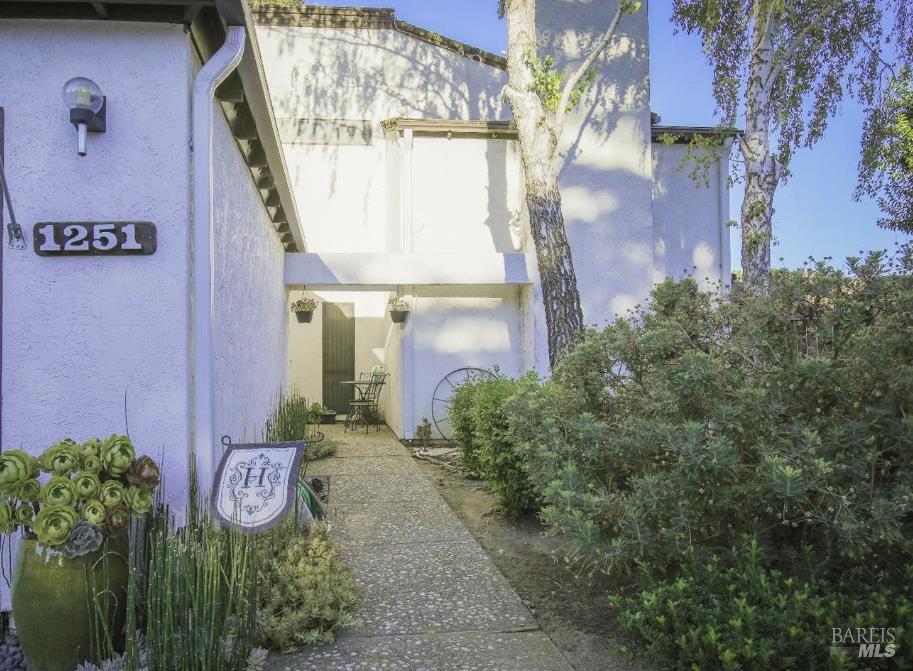 Detail Gallery Image 1 of 1 For 1251 Redwood Ct, Dixon,  CA 95620 - 4 Beds | 2/1 Baths