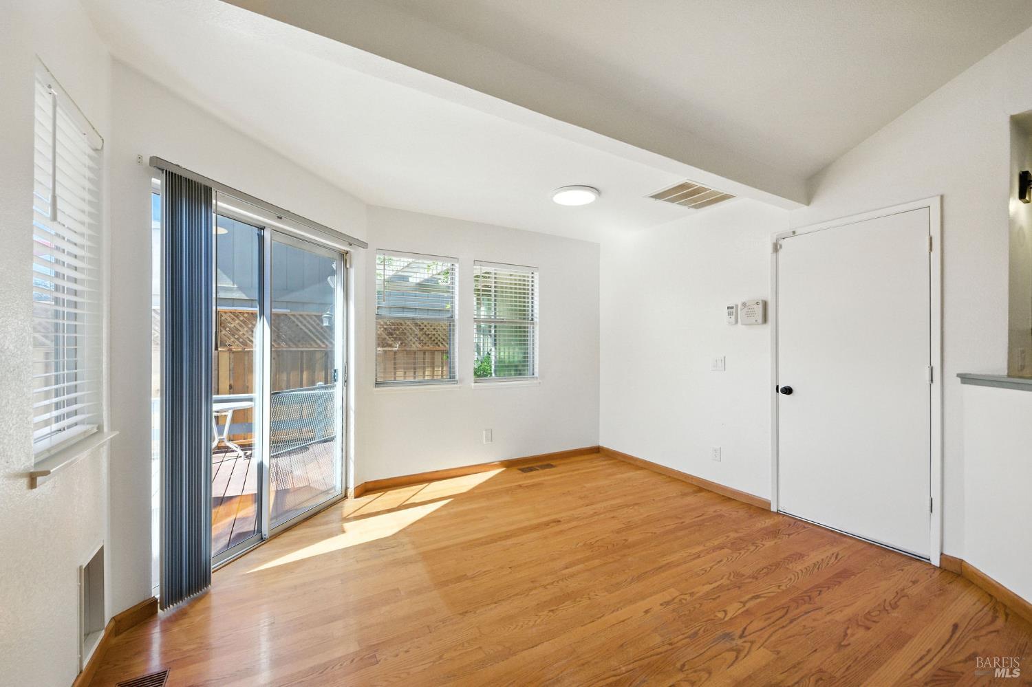 Detail Gallery Image 11 of 36 For 1424 Dandelion Way, Petaluma,  CA 94954 - 3 Beds | 2 Baths