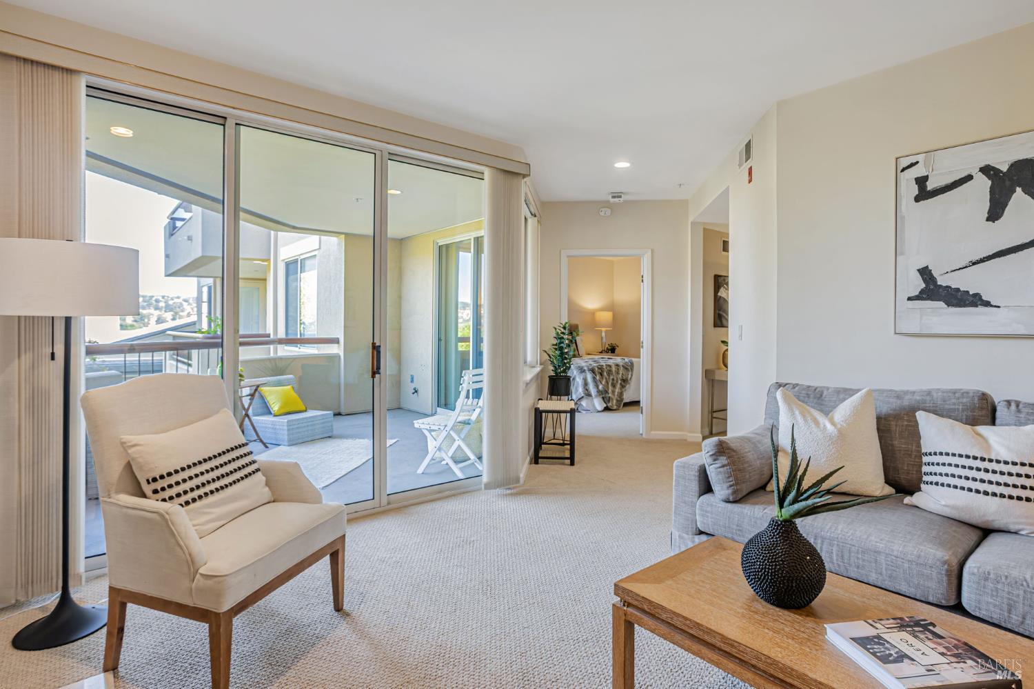 Detail Gallery Image 3 of 23 For 300 Deer Valley Rd 3p,  San Rafael,  CA 94903 - 1 Beds | 2 Baths