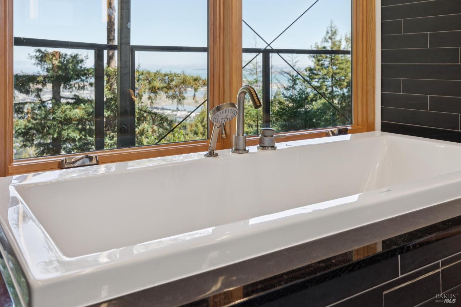 Detail Gallery Image 51 of 85 For 404 Summit Dr, Corte Madera,  CA 94925 - 3 Beds | 4 Baths