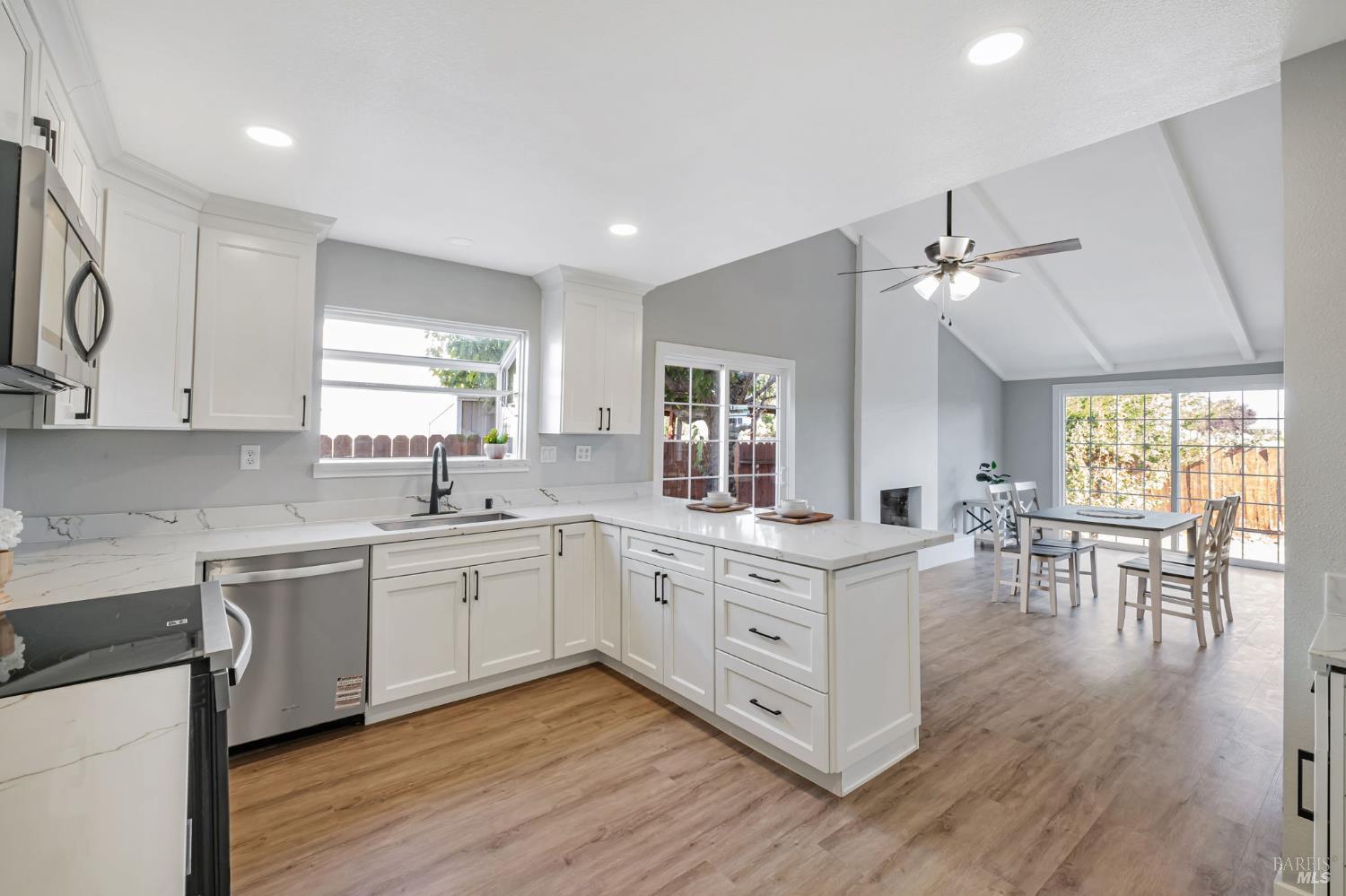 Detail Gallery Image 2 of 23 For 914 Francisco Dr, Suisun City,  CA 94585 - 3 Beds | 2 Baths