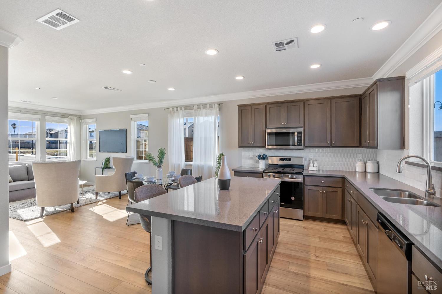 Detail Gallery Image 5 of 20 For 1465 Monument Ln, Fairfield,  CA 94533 - 3 Beds | 2/1 Baths