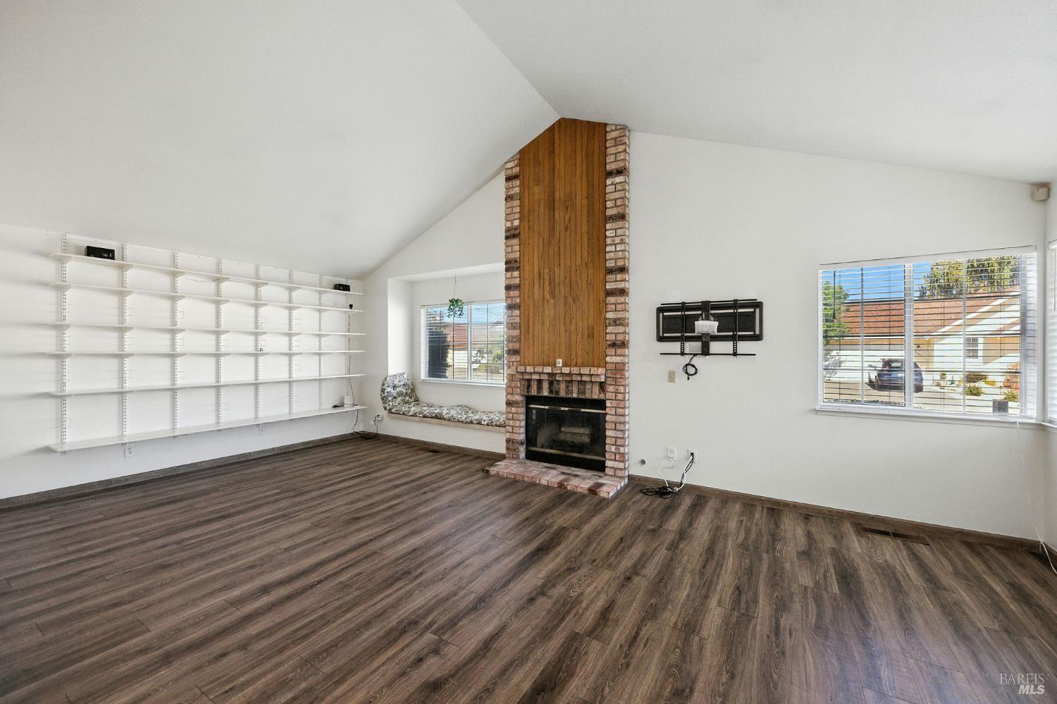Detail Gallery Image 3 of 36 For 1424 Dandelion Way, Petaluma,  CA 94954 - 3 Beds | 2 Baths