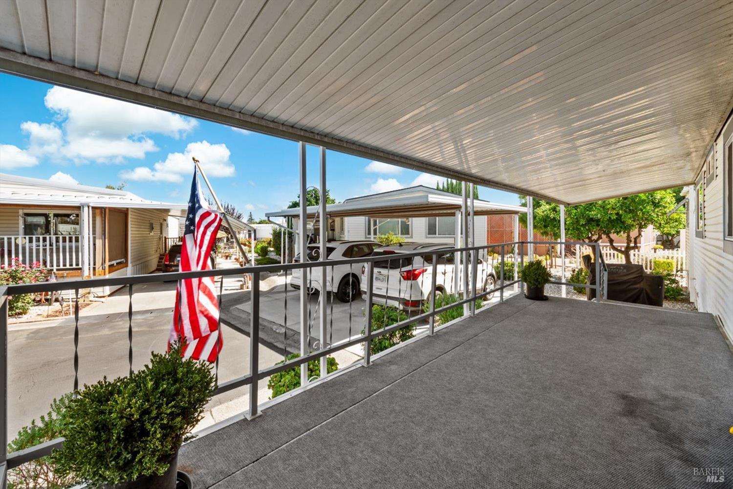 Detail Gallery Image 5 of 33 For 174 Lemon Tree Cir, Vacaville,  CA 95687 - 2 Beds | 2 Baths