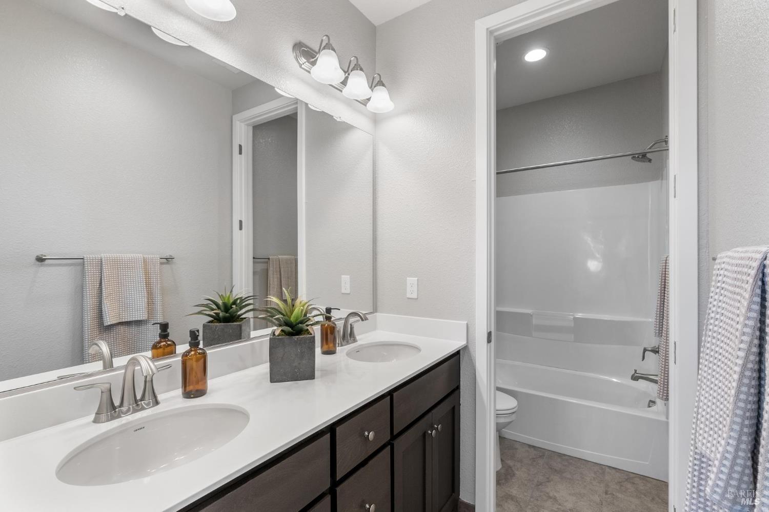 Detail Gallery Image 14 of 20 For 1465 Monument Ln, Fairfield,  CA 94533 - 3 Beds | 2/1 Baths