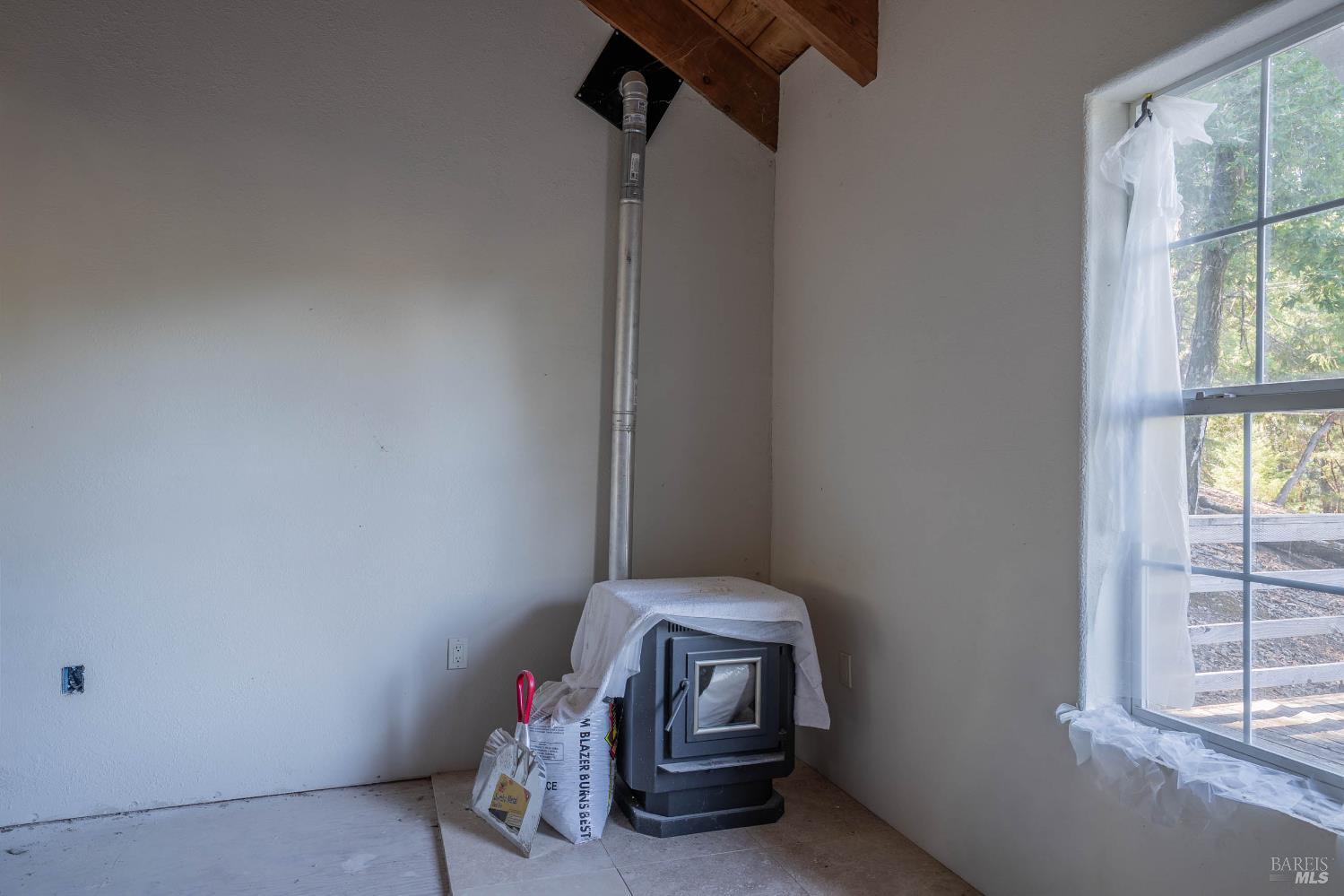 Detail Gallery Image 13 of 36 For 1561 Alcott Ln, Willits,  CA 95490 - 2 Beds | 2/1 Baths