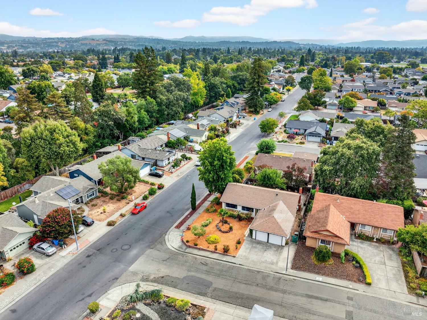 Detail Gallery Image 3 of 39 For 1552 Moonview Ct, Santa Rosa,  CA 95401 - 3 Beds | 2 Baths