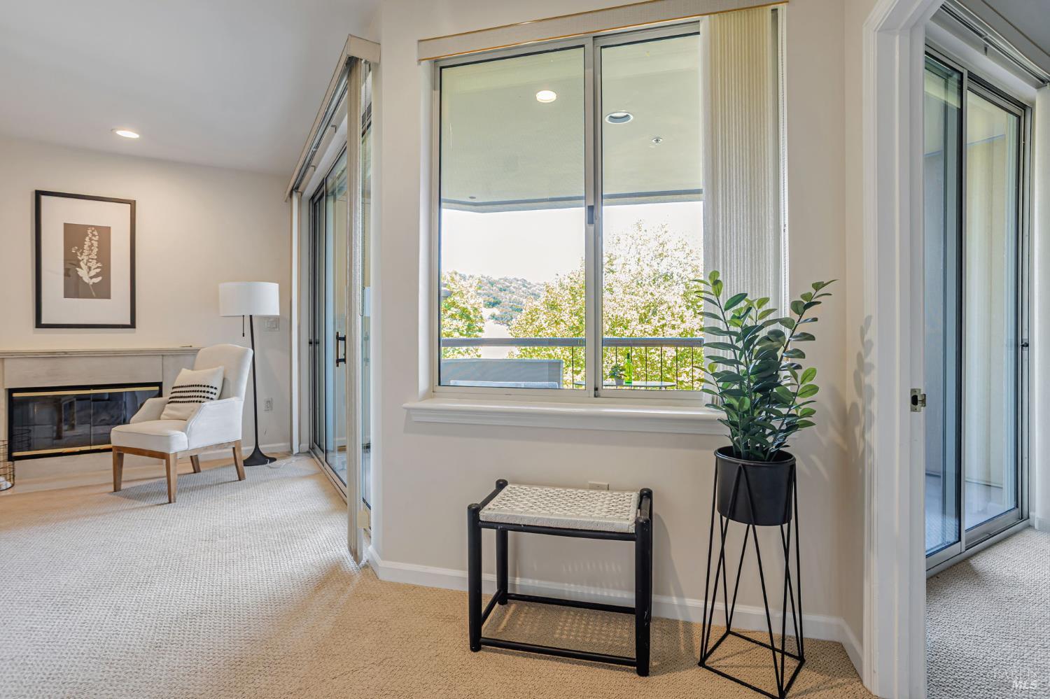 Detail Gallery Image 4 of 23 For 300 Deer Valley Rd 3p,  San Rafael,  CA 94903 - 1 Beds | 2 Baths