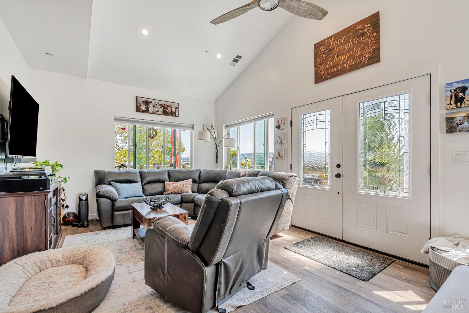 Detail Gallery Image 14 of 34 For 268 Eucalyptus Rd, Petaluma,  CA 94952 - 2 Beds | 2 Baths