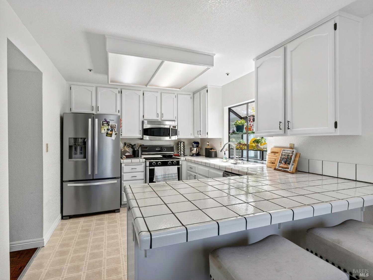 Detail Gallery Image 3 of 42 For 22 Valley West Cir, Napa,  CA 94558 - 3 Beds | 2/1 Baths