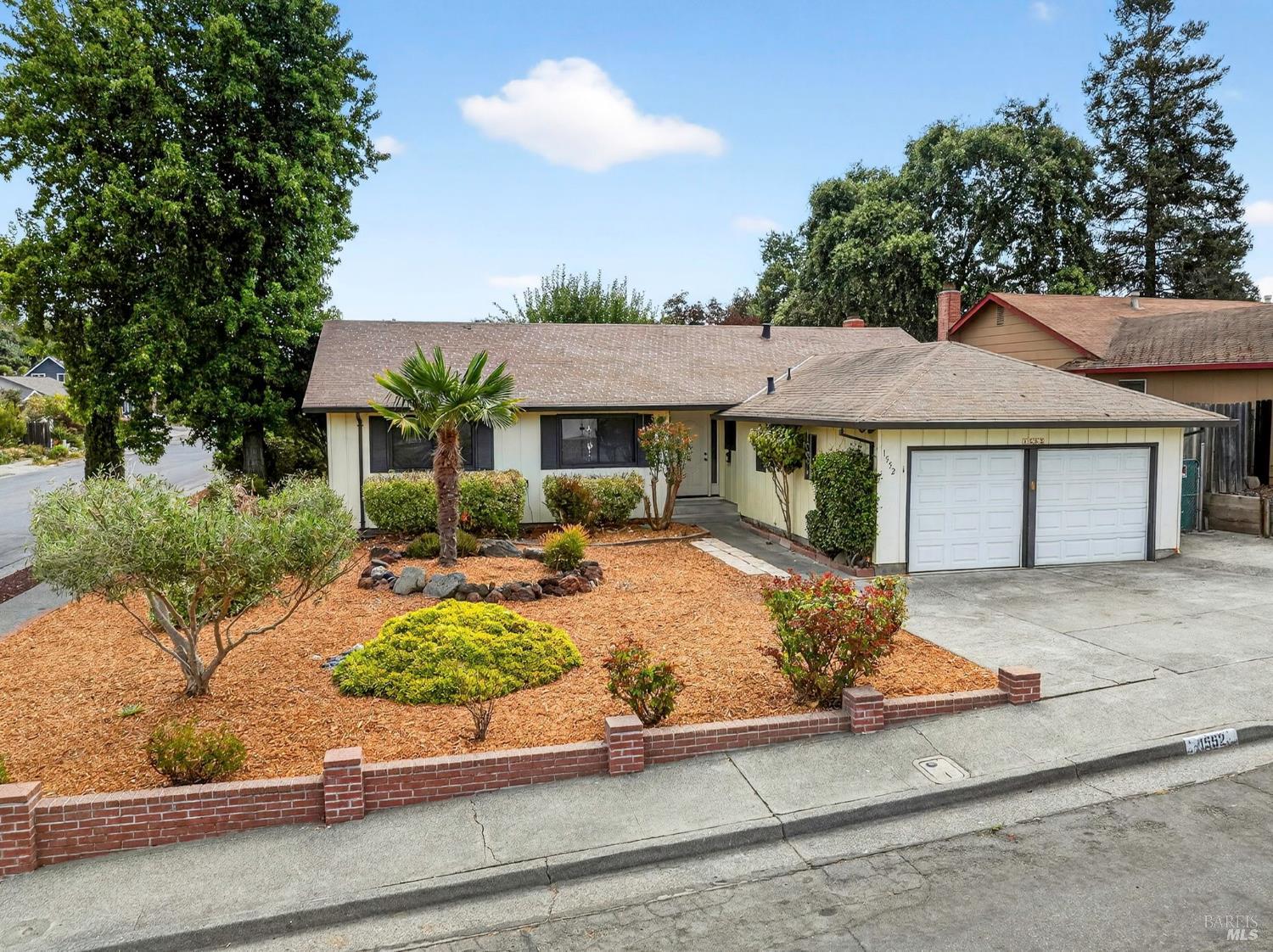 Detail Gallery Image 1 of 39 For 1552 Moonview Ct, Santa Rosa,  CA 95401 - 3 Beds | 2 Baths