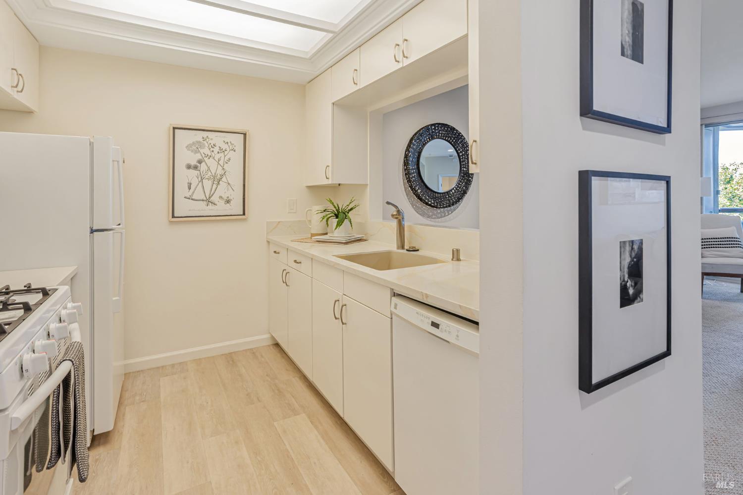Detail Gallery Image 8 of 23 For 300 Deer Valley Rd 3p,  San Rafael,  CA 94903 - 1 Beds | 2 Baths